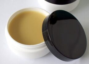 Salbe auf Heilkräuterbasis zur Behandlung von Fußpilz