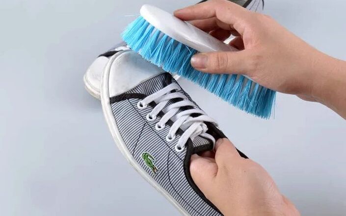 Schuhe reinigen gegen Nagelpilz